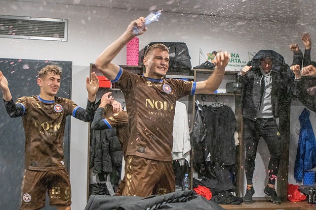 什琴斯尼：这是场跌宕起伏的比赛，这就是我们喜.